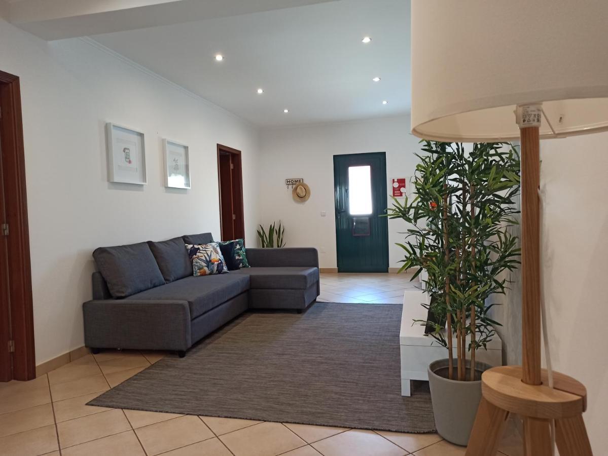 House Fifteen Horta  Luaran gambar